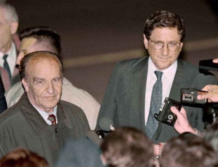 波斯尼亚三十年来处于和平状态，却未实现和解，为无主权的国家