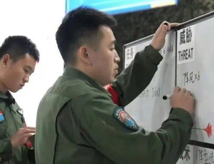 中国空军推演8架歼-16对抗6架阵风， 印媒：你技术落后才堆数量