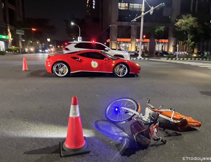 11歲童「平安夜騎UBike」撞法拉利！　天價維修費曝光