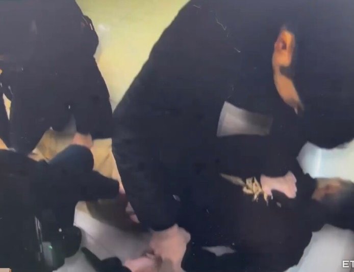 苗栗街頭隨機攻擊！男持鐮刀砍傷婦人　再闖超商揮刀遭壓制