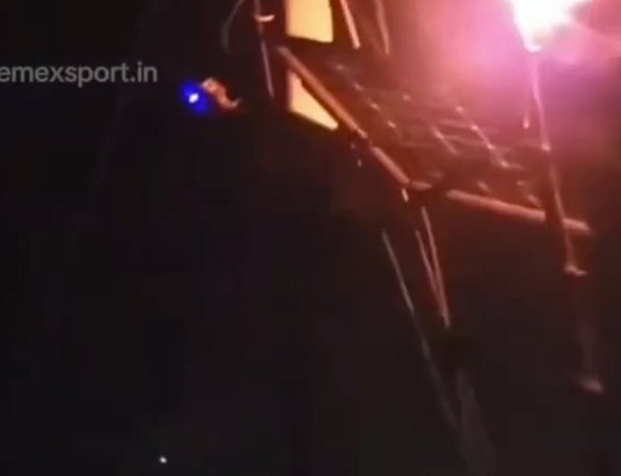 印度男子夜举火把给太阳能板充电 成功点亮LED指示灯