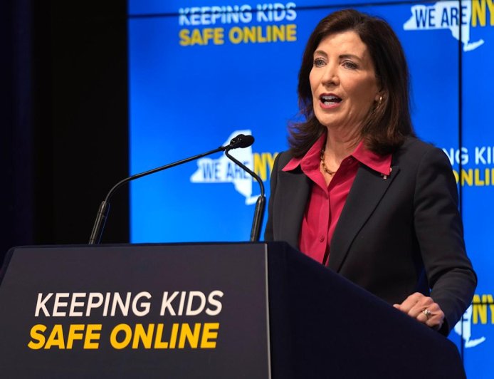 纽约州立法要求社交媒体平台加注“成瘾风险”警示标签