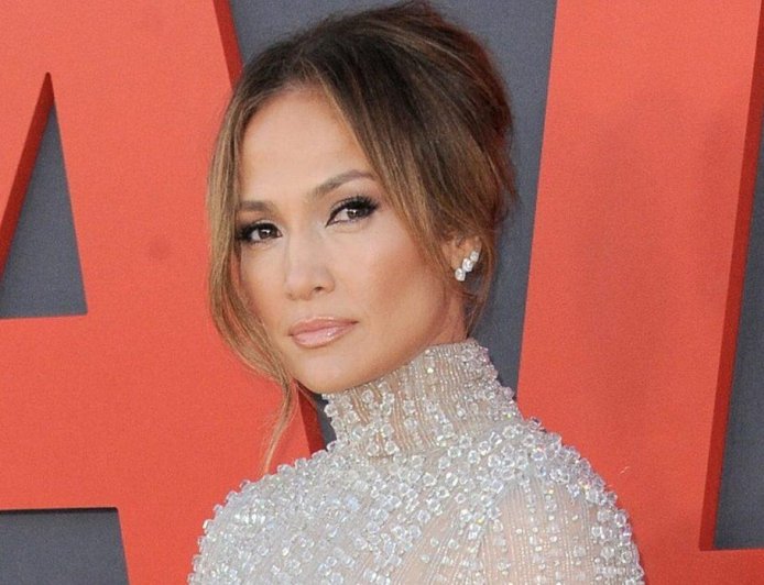Jennifer Lopez's Sizzling Mirror Selfie Goes Viral For The Wrong Reason, As Fans Spot Weird Detail