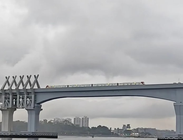 新柔地铁系统测试运行 列车雨中上轨掀议