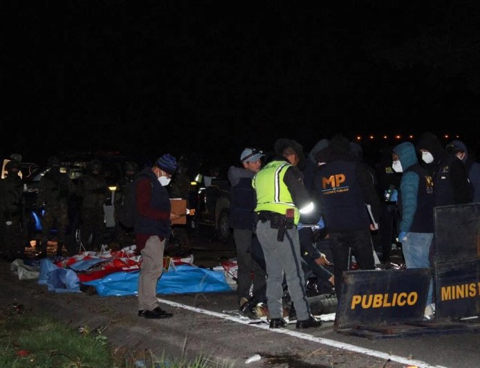 危地马拉巴士坠入山沟 15死19伤