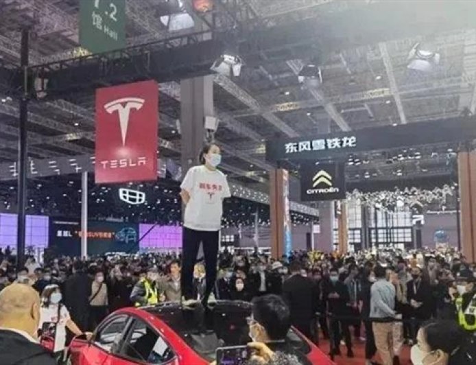特斯拉申请限消车顶维权女车主：已生效