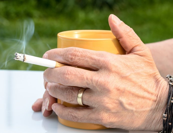 香港修订最强禁烟令：针对吸烟罪行罚款3000港元 还有可能坐牢