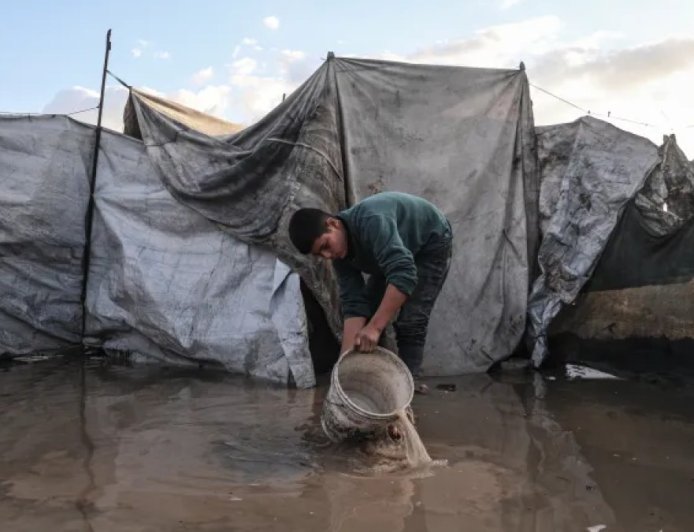 帐篷被淹与瓦砾遍地：巴勒斯坦人在加沙地带遭遇严寒和暴雨侵袭