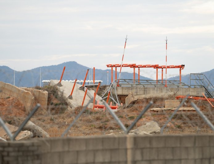 韩国空难满一年，政府机构首次承认机场违规安装混凝土结构