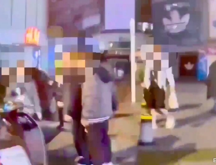 西門町深夜格鬥賽！路人遭按喇叭怒拍車窗理論　2男掛彩互告