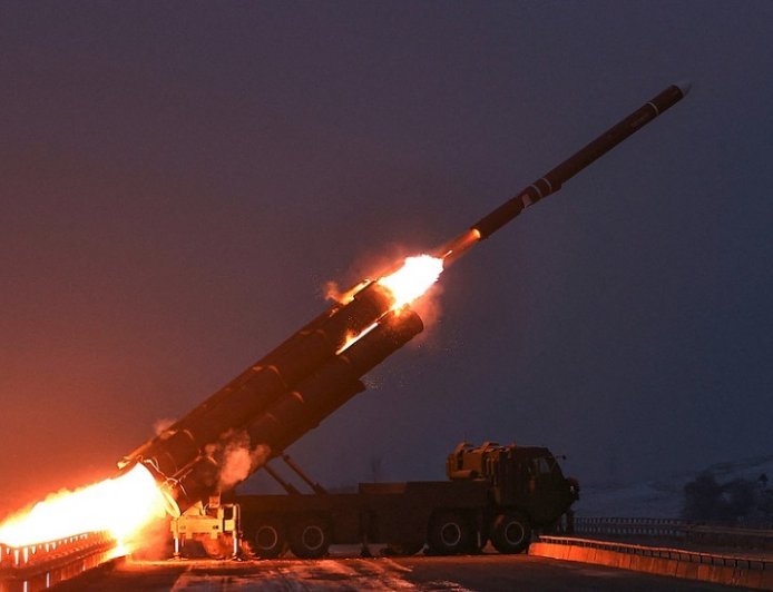 朝鲜进行战略巡航导弹发射训练，金正恩观摩