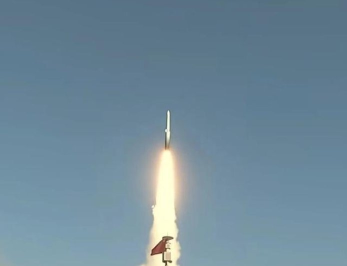 055单挑航母的利器！鹰击-20发射过程公开，更先进鹰击-17已列装