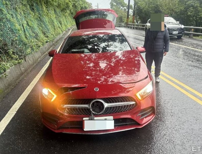 強震後蘇花公路落石砸車！賓士引擎蓋損毀　2女驚魂