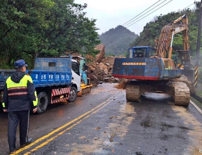 平溪106線邊坡坍方！瑞芳警守夜疏導交通　下午單線搶通