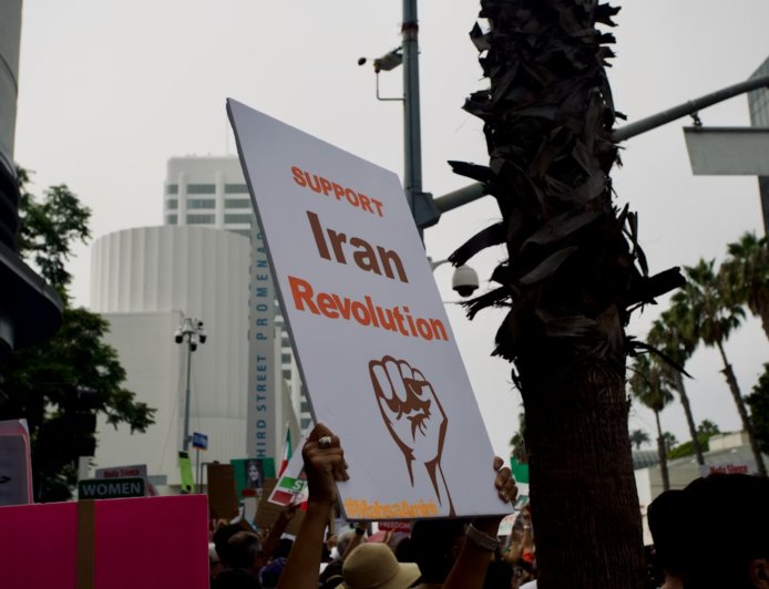 伊朗民眾可合法「放高利貸」給銀行 一年存款利息23％ 但貨幣貶值創歷史新低引爆全國抗議