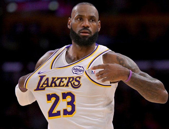 LeBron James accused of working on his 'golf swing' during national anthem