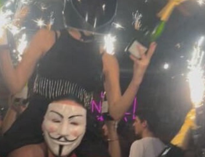 已致40人死 瑞士滑雪胜地酒吧火灾原因：室内燃放烟花