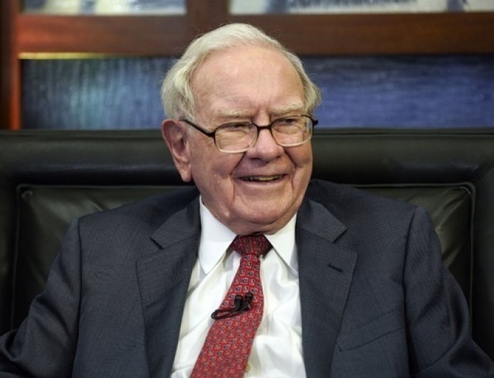 95岁的“股神”巴菲特正式退休，卸任伯克希尔·哈撒韦CEO