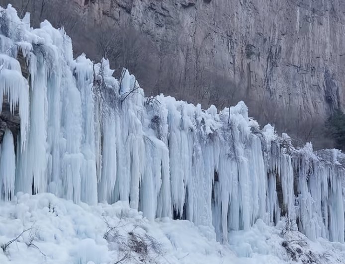 山西通天峡现冰瀑冰挂群景观 绵延几千米