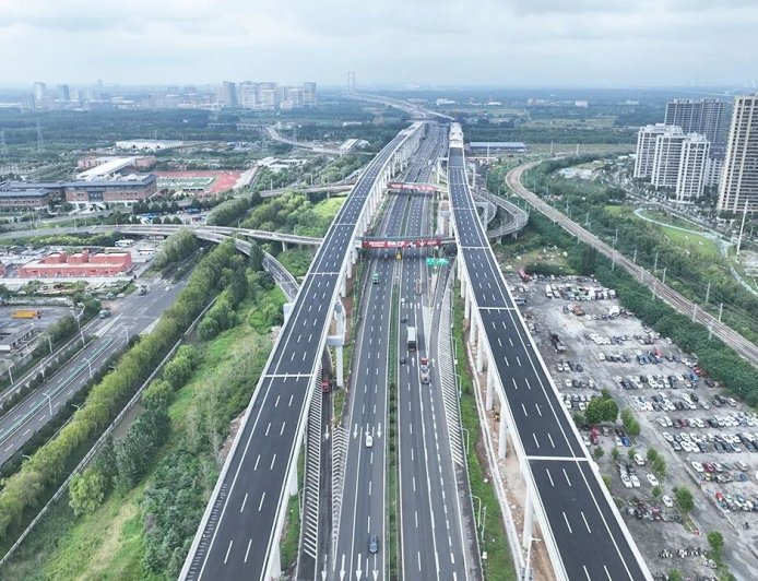 全国首个“6改12车道” 高速公路改扩建项目通车 日均可通行15万辆次