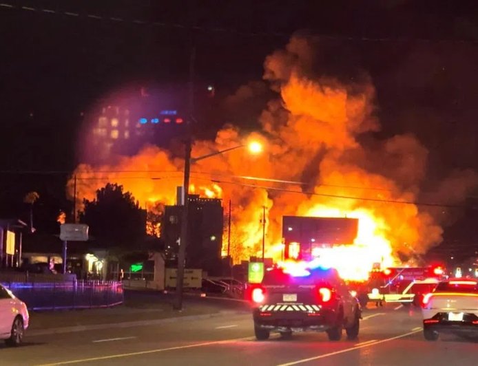 美国丹佛市一栋在建公寓楼失火 百余名消防员灭火
