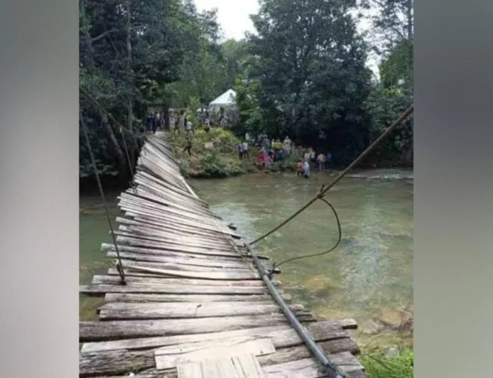 吉兰丹州迎亲队伍与宾客桥上相遇 吊桥坍塌逾50人坠河