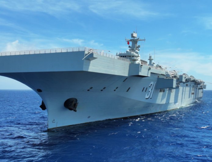 东部战区海报暗藏玄机 海南号两栖攻击舰现身