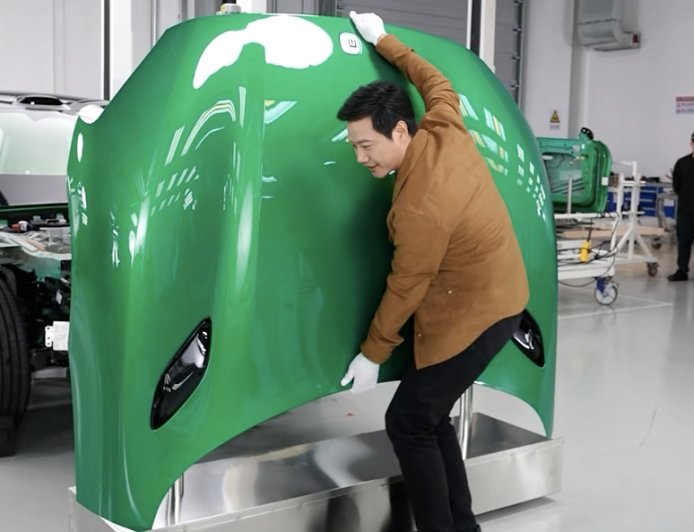 小米 YU7 为何采用长车头？雷军称好看且更安全，现场搬起前机盖