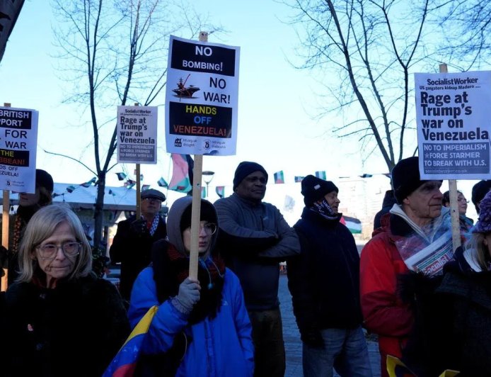 美媒：马杜罗夫妇被美军从卧室拖出带走