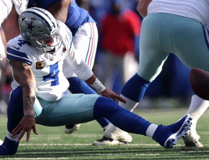 Cowboys suffer consecutive losing seasons, as Dak Prescott is benched and defender is ejected in lopsided loss