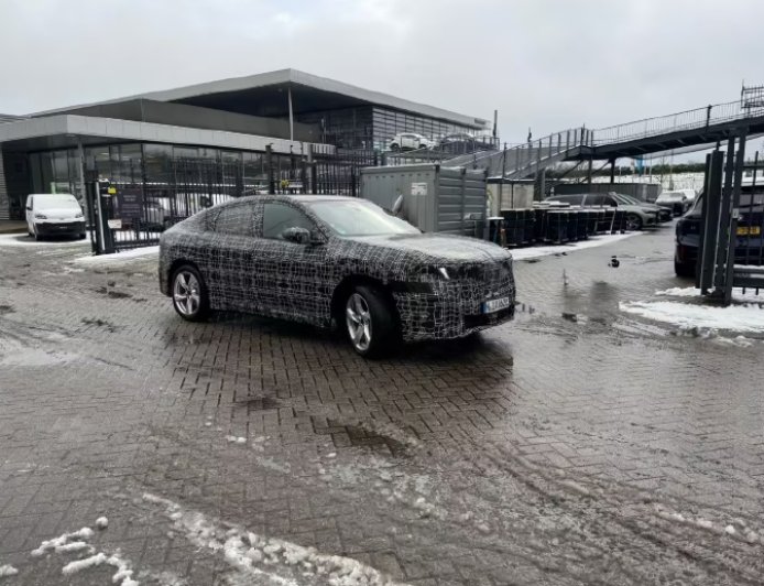 宝马新世代iX4实车谍照曝光 姿态更低、更具攻击性