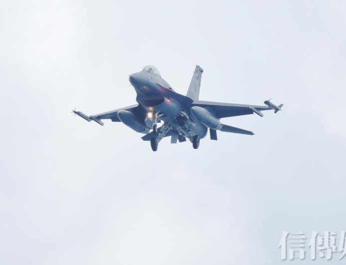 F-16花蓮外海10海浬失事　飛官跳傘全面搜救中