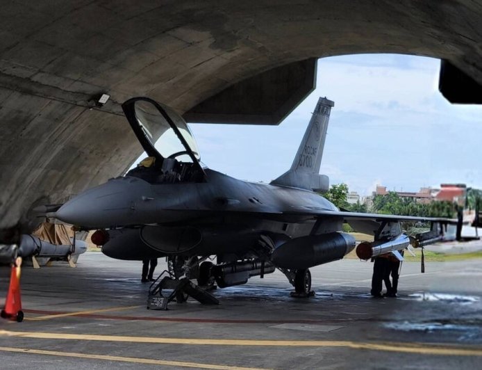 6700號F-16V戰機夜航訓練失事　過往英姿曝光