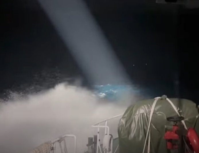 空軍F-16失事「飛官失蹤」！海巡署急派9艦艇搜索　救援畫面曝光