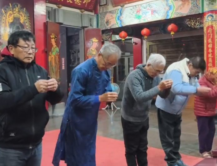 飛官辛柏毅失蹤逾14小時！老家湖西天后宮捻香祈禱：等待奇蹟出現