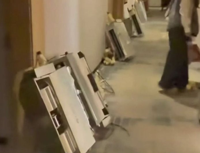 廣州遊客上午出門下午返回驚「飯店在拆遷」　冷氣一整排擺在走道