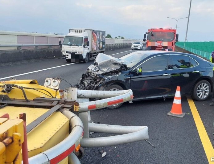 國5緩撞車挨撞！轎車駕駛開啟自駕輔助沒注意　車頭爛毀
