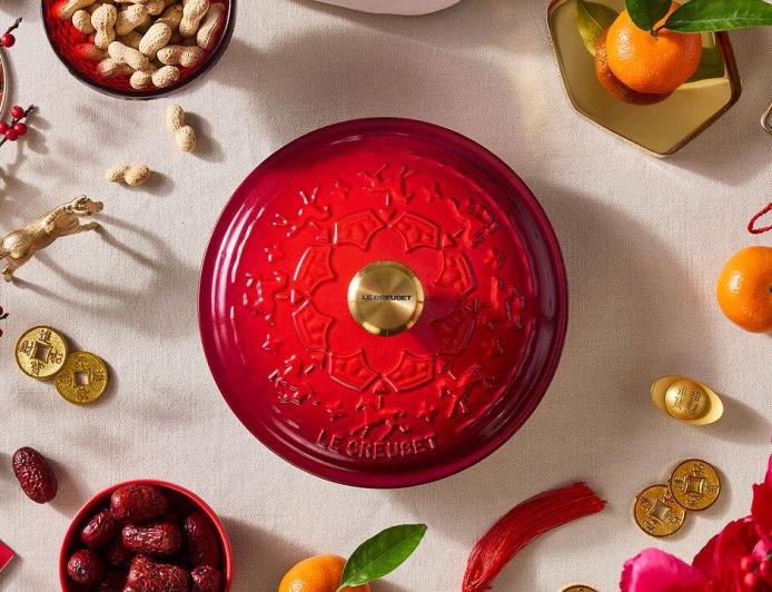 LE CREUSET迎春「旋轉木馬」系列　浮雕工藝讓日常餐桌也有儀式感