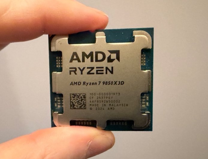 全球最快游戏CPU开盖：AMD锐龙7 9850X3D实拍首发