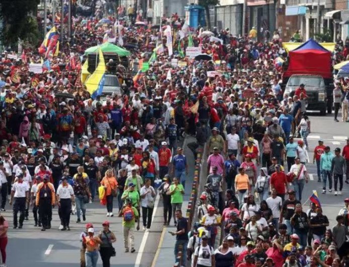 委内瑞拉首都民众游行要求美国释放马杜罗夫妇