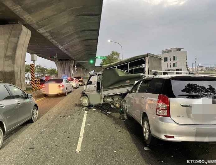 宜蘭161線「6車連環撞」！休旅車頭嵌進貨車尾　滿地碎片4人送醫