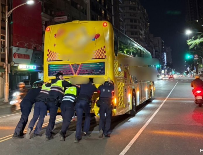 高雄遊覽車拋錨擋路口！8警「人力拖吊」解圍　超狂推移畫面曝