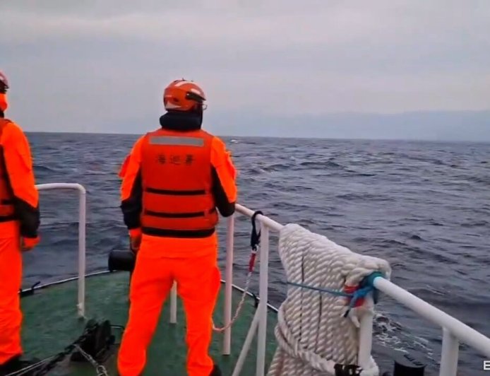 辛柏毅仍失聯！海巡署搜救畫面曝　小姨子淚崩：姊夫說左手被卡住