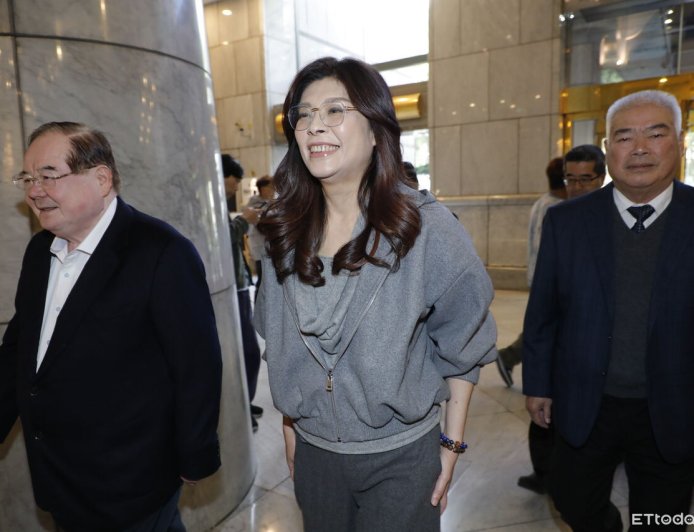 為鄭習會試水溫？國共論壇預計春節前重啟　綠營批拿擋軍購換門票