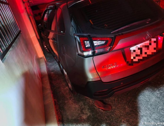 台中男移車失蹤5hrs！竟被車門牆壁夾死　打D檔引擎發動中　