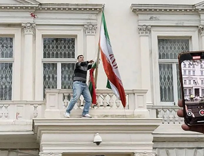 抗议者爬上伊朗驻伦敦使馆 更换旧版国旗