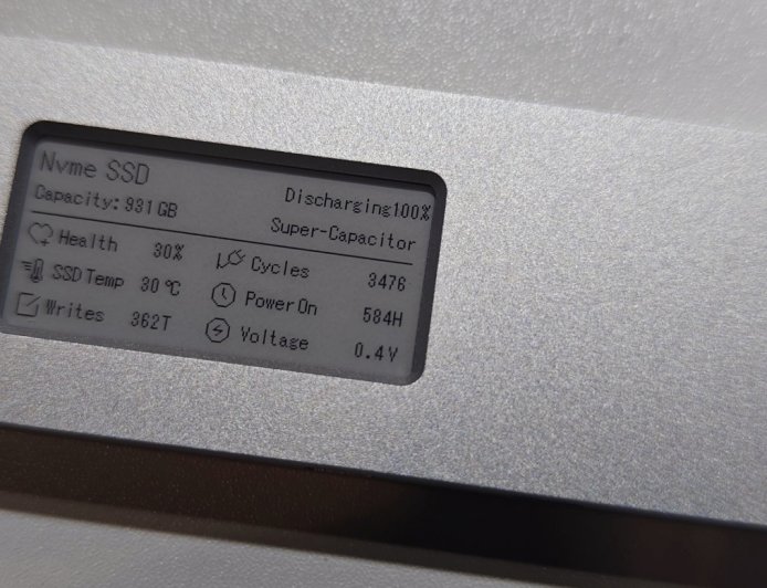 Colorii 展示自带 E-ink 墨水屏的固态硬盘盒，可显示健康度、剩余容量、温度等数据