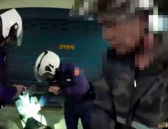 通緝犯拒檢三峽街頭狂飆！警攔截圍捕搜出毒品　連開14張罰單