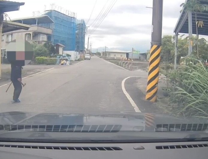 嚇人！宜蘭男「右手斧頭左手拐杖」對人車揮舞 　路人驚恐報警