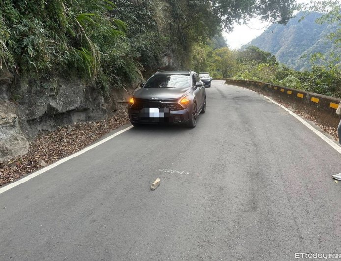 苗栗泰安驚傳「山坡落石砸車」！　29歲男命大未受傷